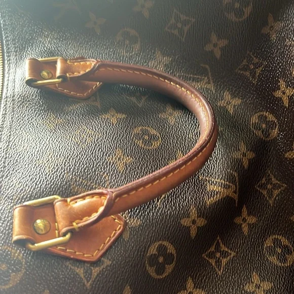 Speedy Bag - Authentic Louis Vuitton Medium Speedy Handbag. - Picture 7 of 16